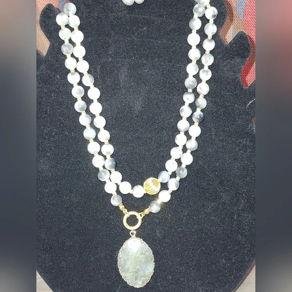 Beaded gemstone necklace featuring an oval pendant - Picture 5 of 5